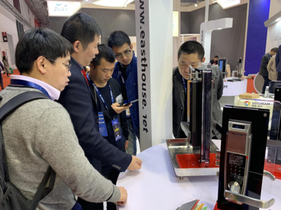 东屋世安携智能安防产品探“锁”2019上海建博会