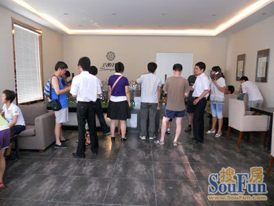 香格里楼盘销售火爆，售楼部咨询客户络绎不绝
